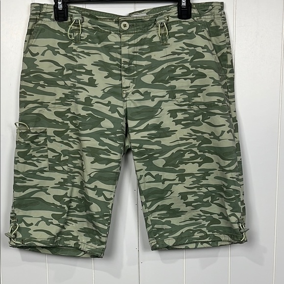 George & Martha Womens Camo Shorts 10 Shades of Green Button/Zip Fly Pockets EUC - Picture 1 of 15